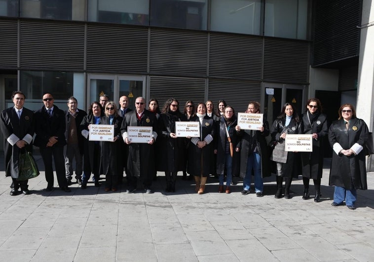 Abogados de Cádiz exigen al Ministerio que negocie de una vez con los letrados de la administración de justicia