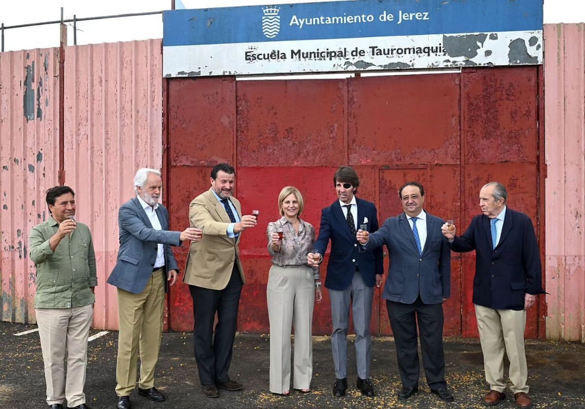 Rafael Valenzuela, María José García-Pelayo y  Juan José Padilla junto a otros miembros del gobierno municipal