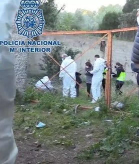 Imagen secundaria 2 - Arriba, Michael y Yana llevaban años casados y estaban de viaje por Europa. Las cámaras capturaron al presunto asesino sacando lo que podía ser el cadáver de la víctima del hotel. La Policía encontró el cuerpo de la mujer enterrado en una finca en Valencia. 