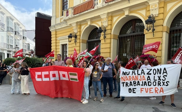 Concentración de CCOO a las puertas del Ayuntamiento de Chiclana