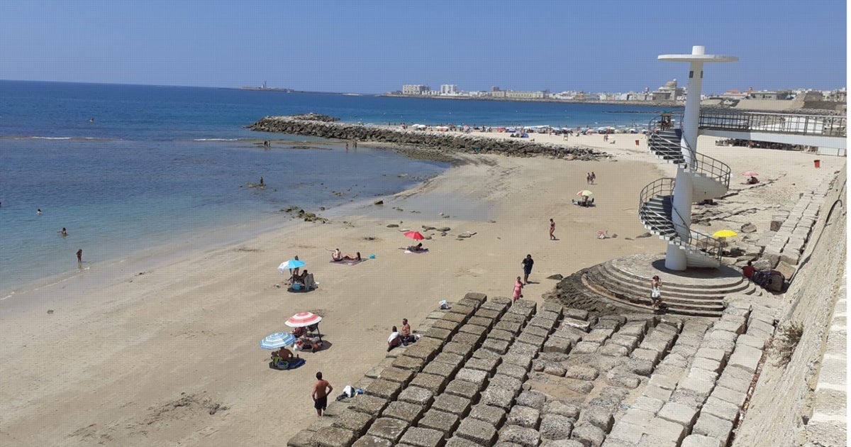 Cádiz, entre los unos y los otros, sin barrer