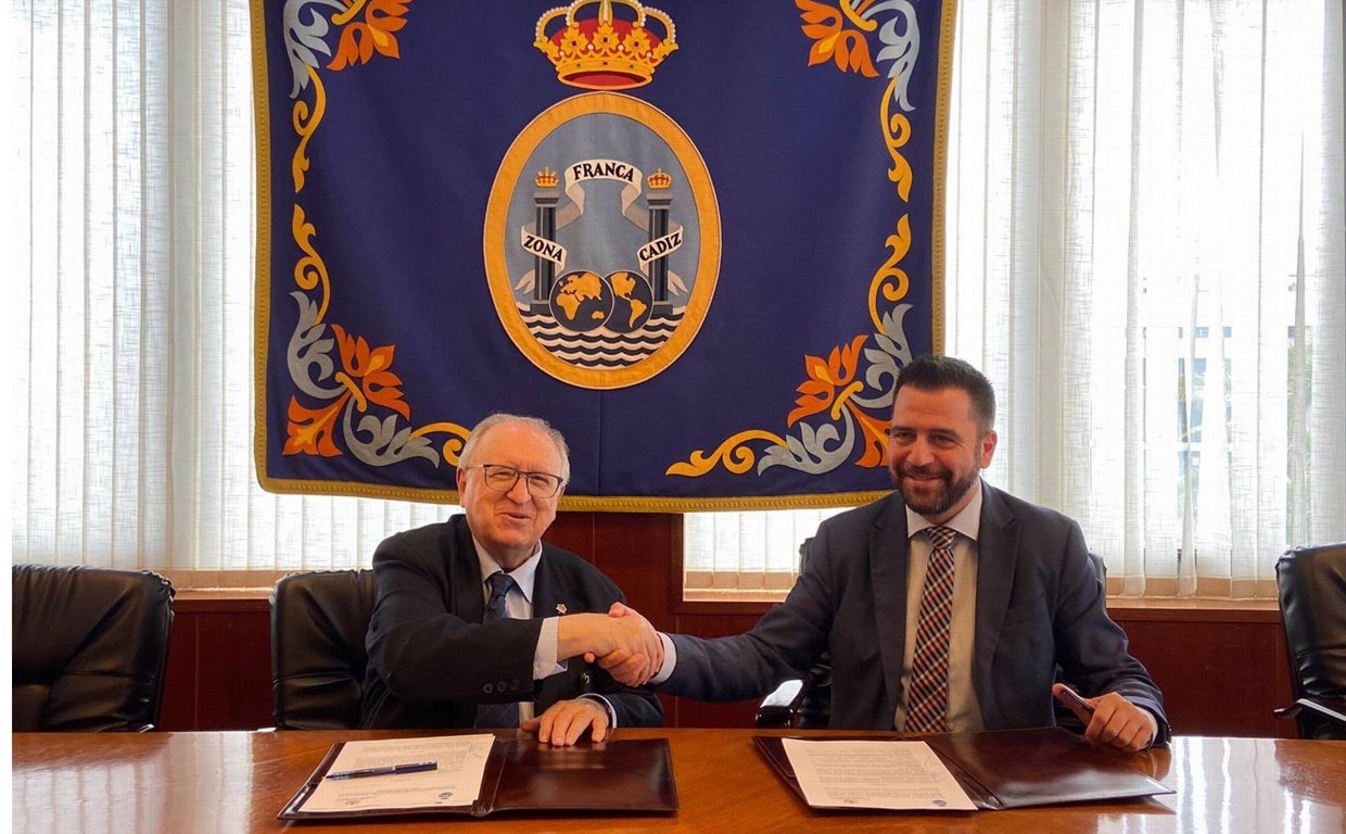 Fran González con José Blas Fernández tras firmar el convenio.