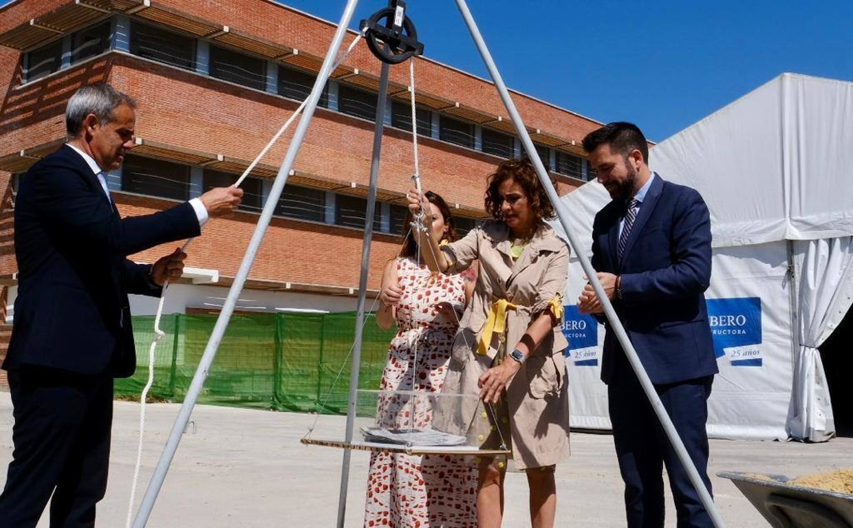 La ministra María Jesús Montero coloca la primera 'piedra' del futuro edificio de Zona Base IncubAzul