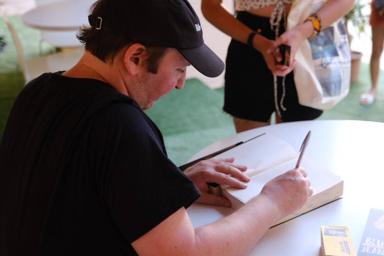 Blue Jeans firma ejemplares de su obra en la Feria del Libro de Cádiz