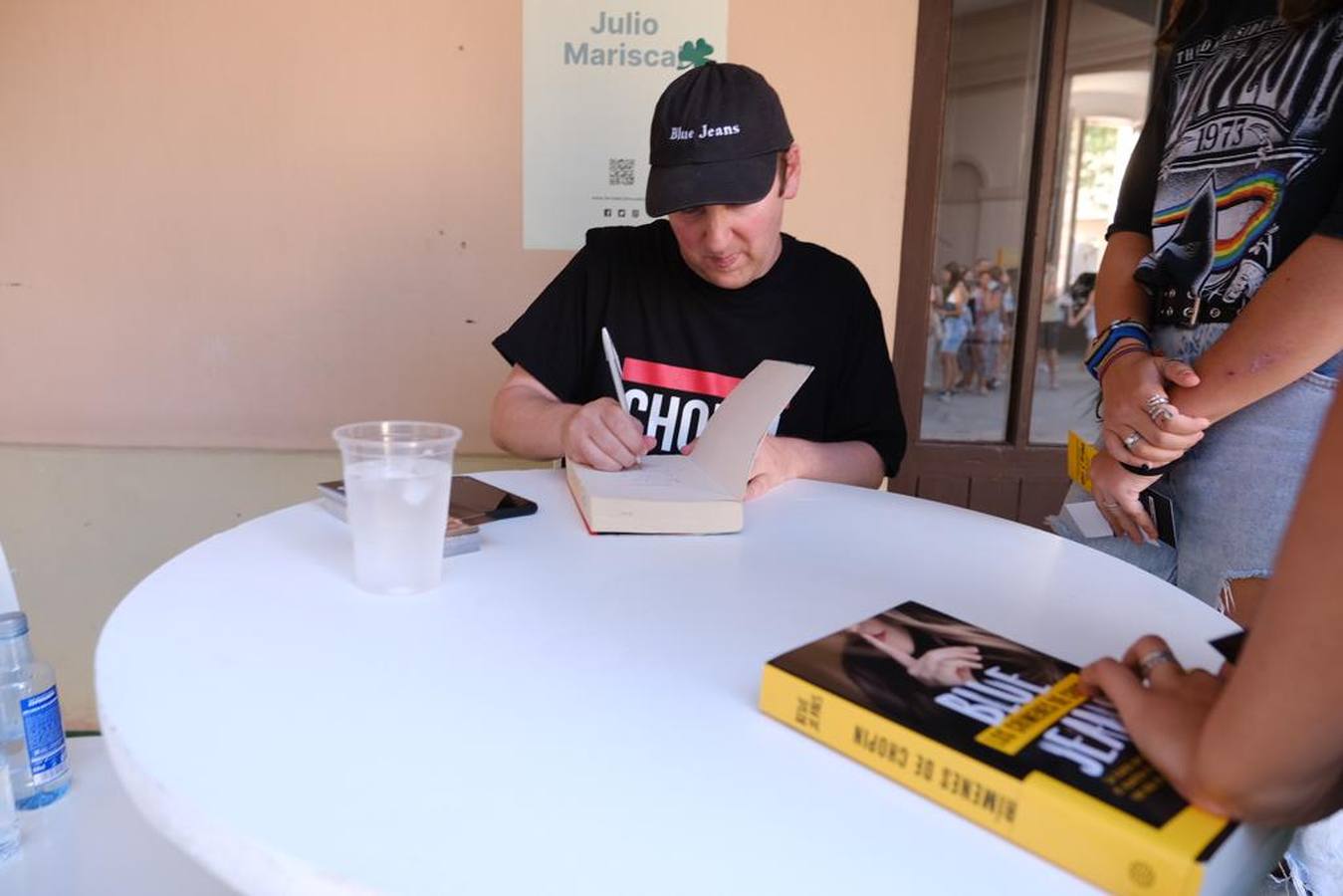 Blue Jeans firma ejemplares de su obra en la Feria del Libro de Cádiz