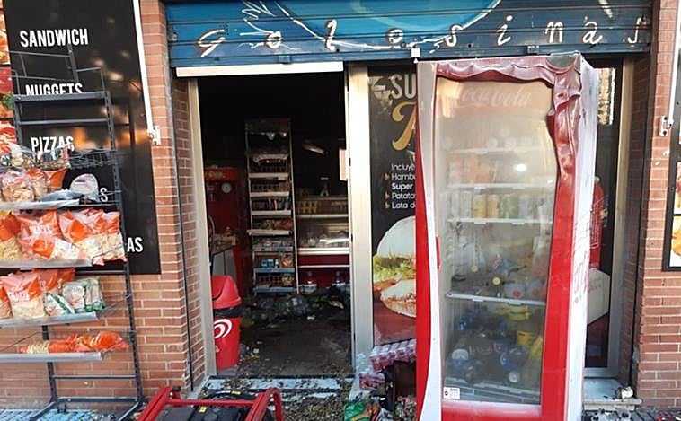 Incendio en una tienda de chucherías de la calle Barbate