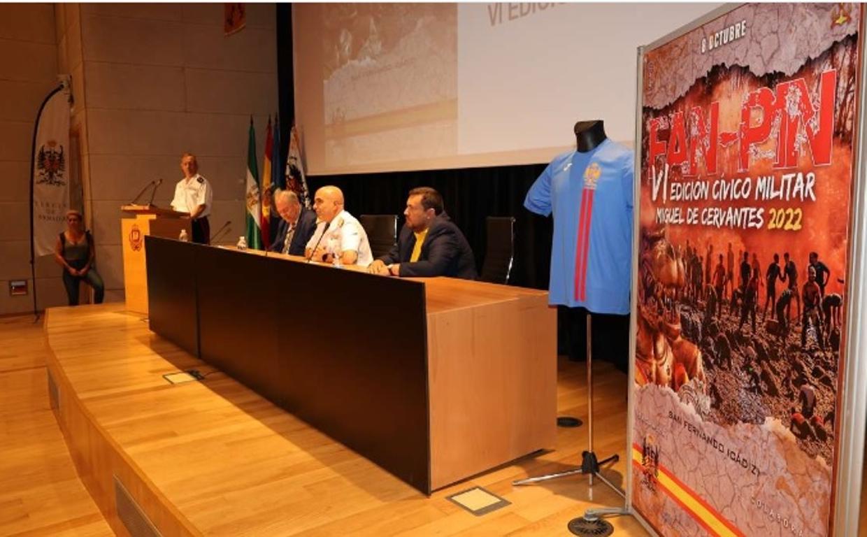 Un momento de la presentación de la prueba, con el general del Tercio de Armada y los representantes del Ayuntamiento de San Fernando y la Diputación de Cádiz.