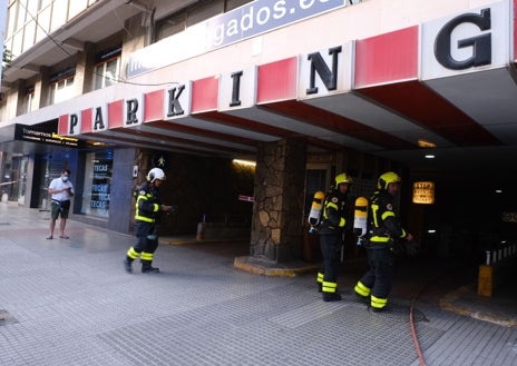 Imagen secundaria 1 - Imágenes de la actuación de Bomberos