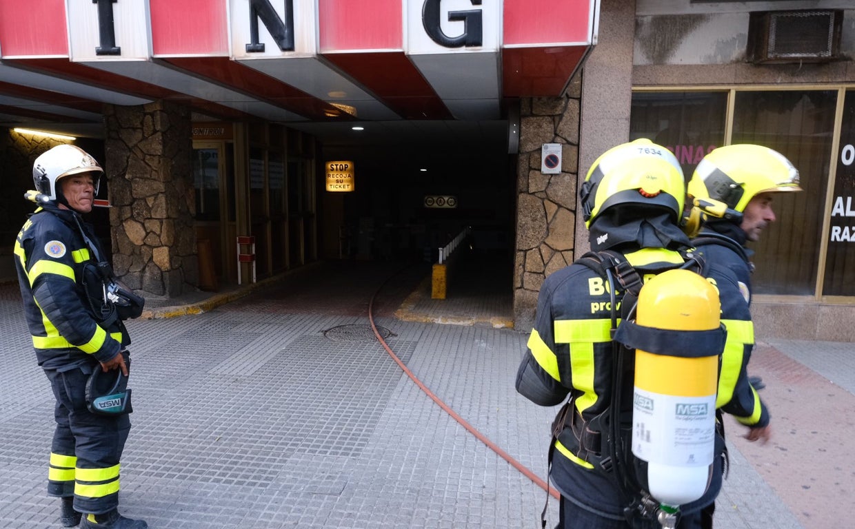 Susto en el parking de Ana de Viya, en la Avenida, por el incendio en una oficina