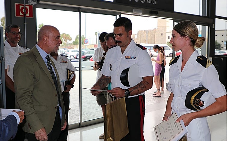 Homenaje de Renfe a los dos militares que salvaron la vida de un hombre en la estación de El Puerto