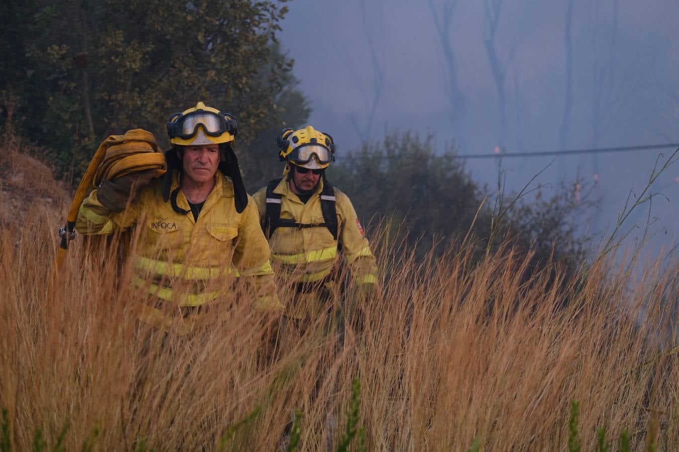 El levante ha dificultado el control del fuego en Jerez