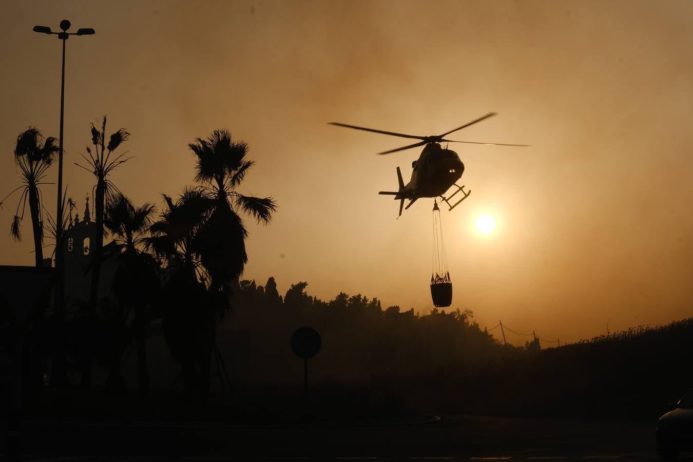 El levante ha dificultado el control del fuego en Jerez