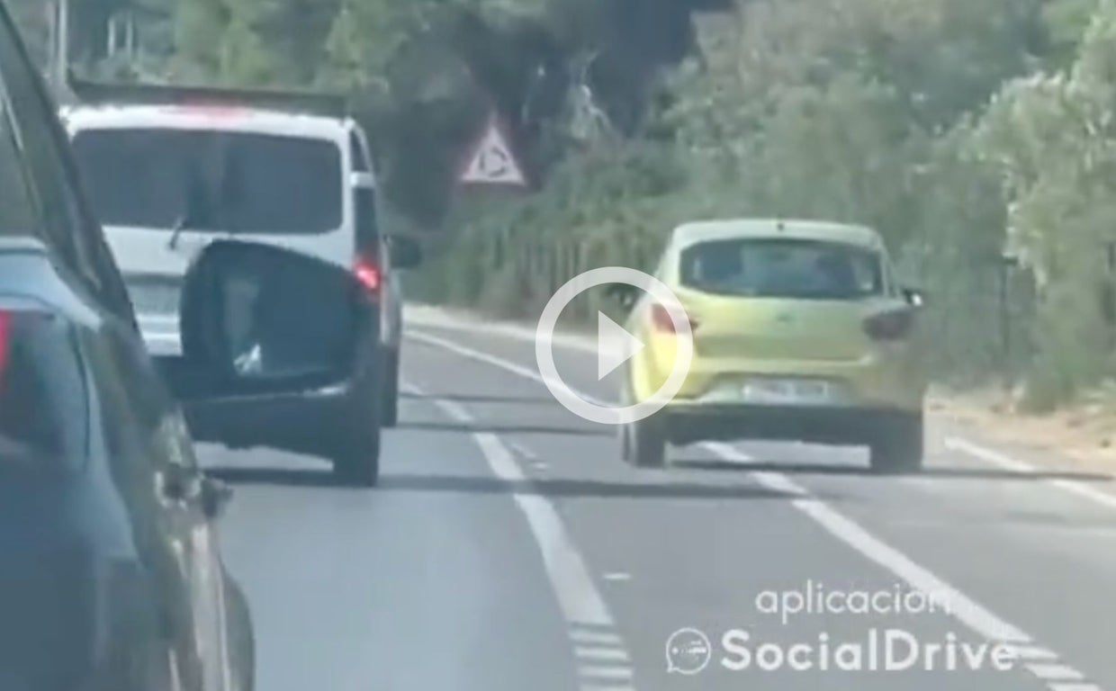 Un conductor adelanta a varios coches por el carril bici de forma indebida