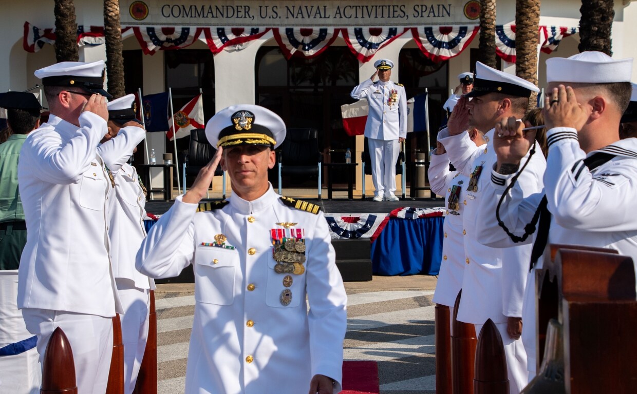 El capitán de navío Teague Suarez se marcha de la ceremonia de cambio de mando en la Base Naval de Rota tras asumir el mando de las Actividades Navales de los Estados Unidos en España