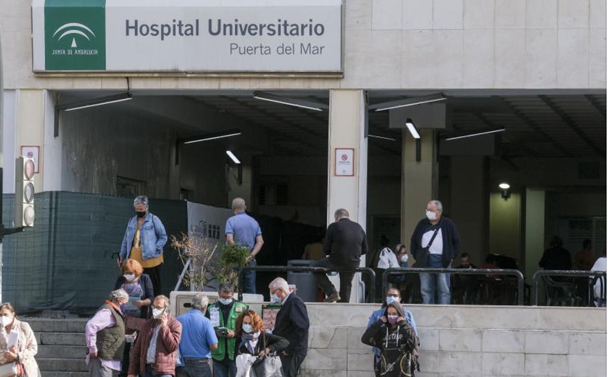 Una treintena de trabajadores del Hospital Puerta del Mar tiene Covid