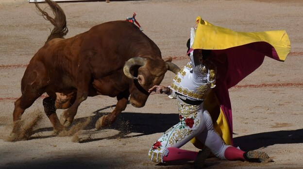 Manuel Escribano recibe con el capote a uno de sus toros de La Palmosilla