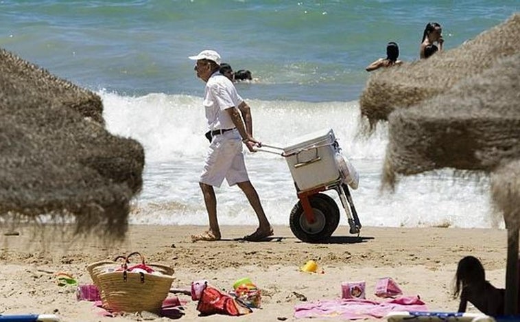 Los lateros de las playas de Cádiz denuncian ante Consumo «el descontrol de la venta ambulante»