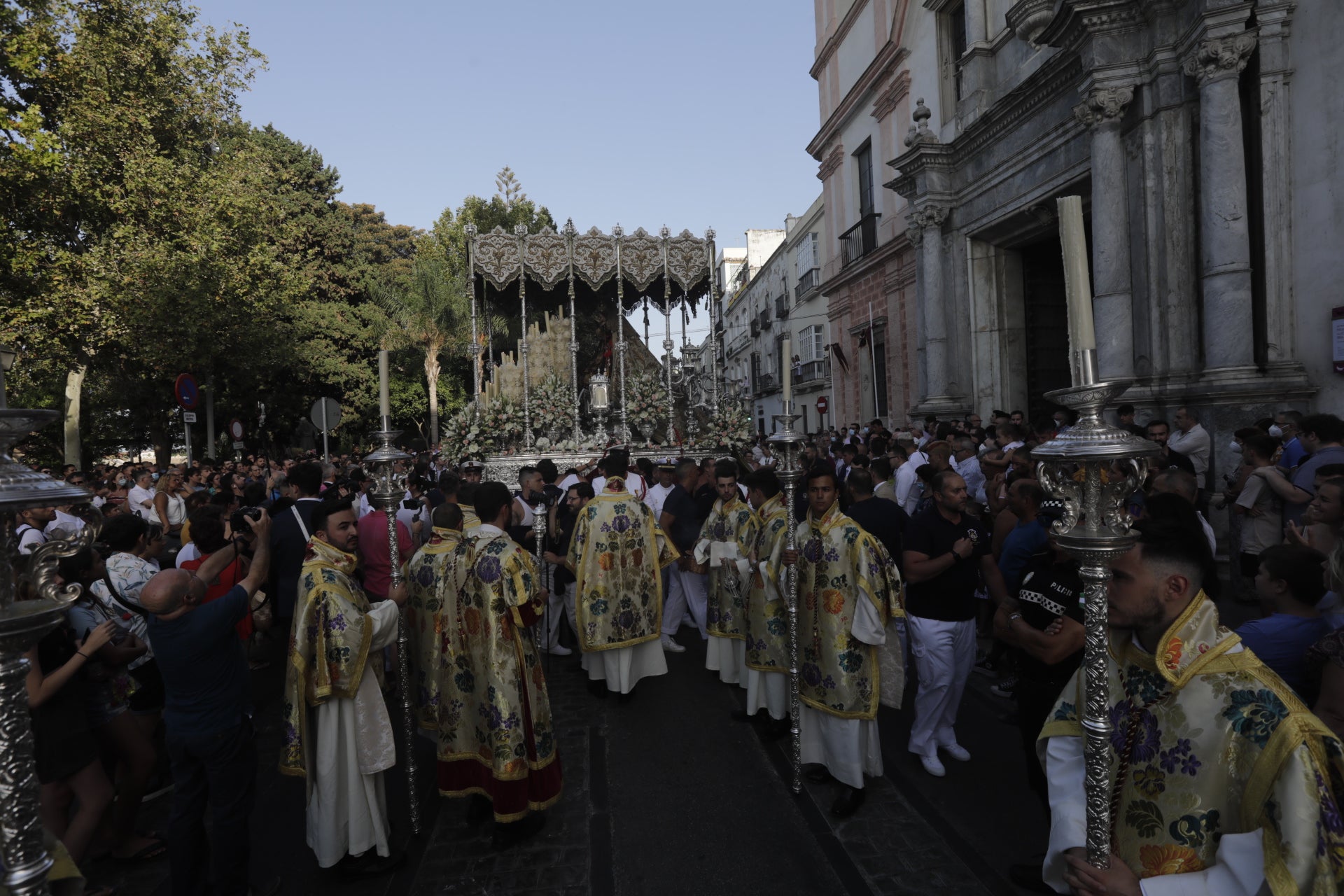 En imágenes: Así ha sido el reencuentro de la Virgen del Carmen con los gaditanos