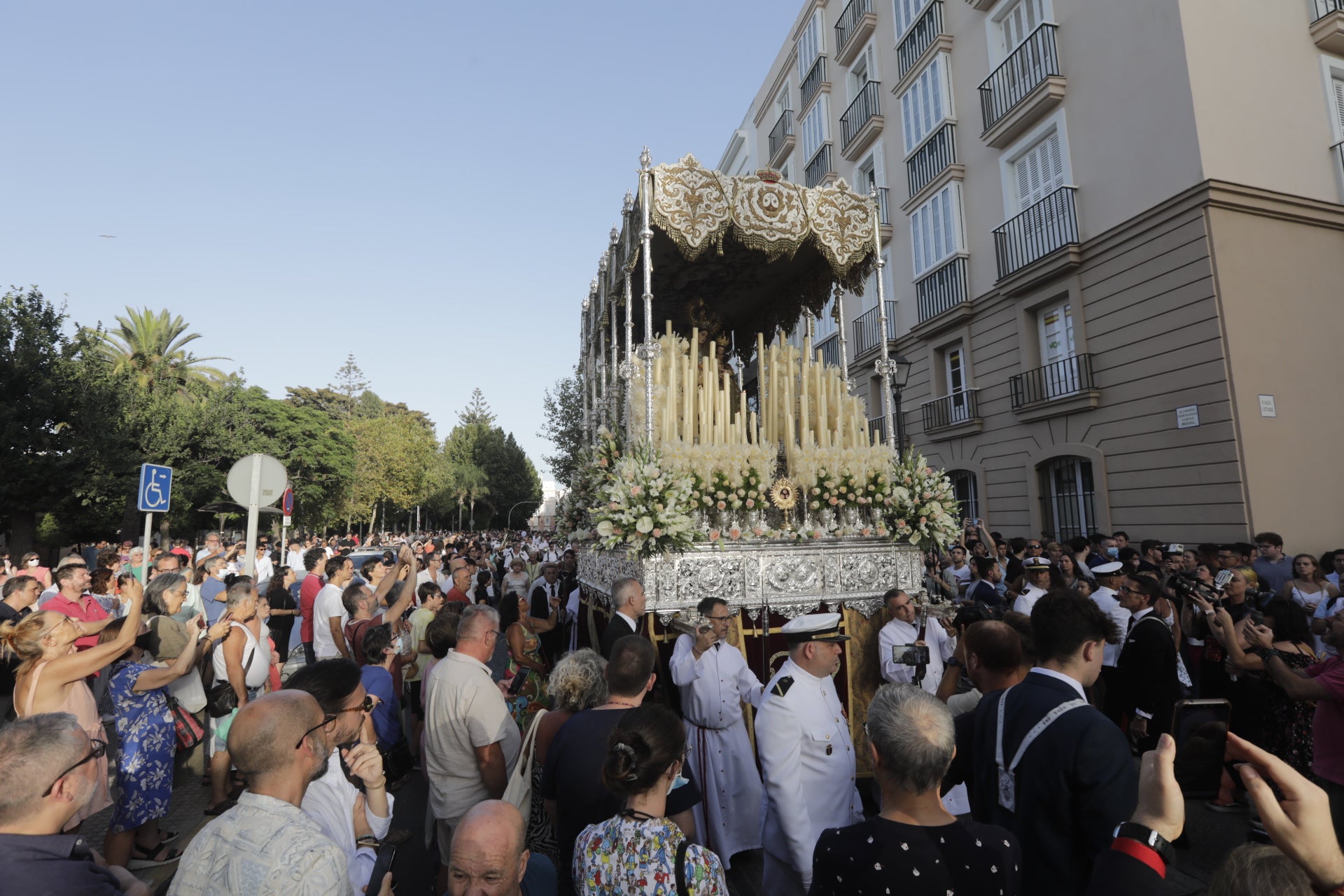 En imágenes: Así ha sido el reencuentro de la Virgen del Carmen con los gaditanos