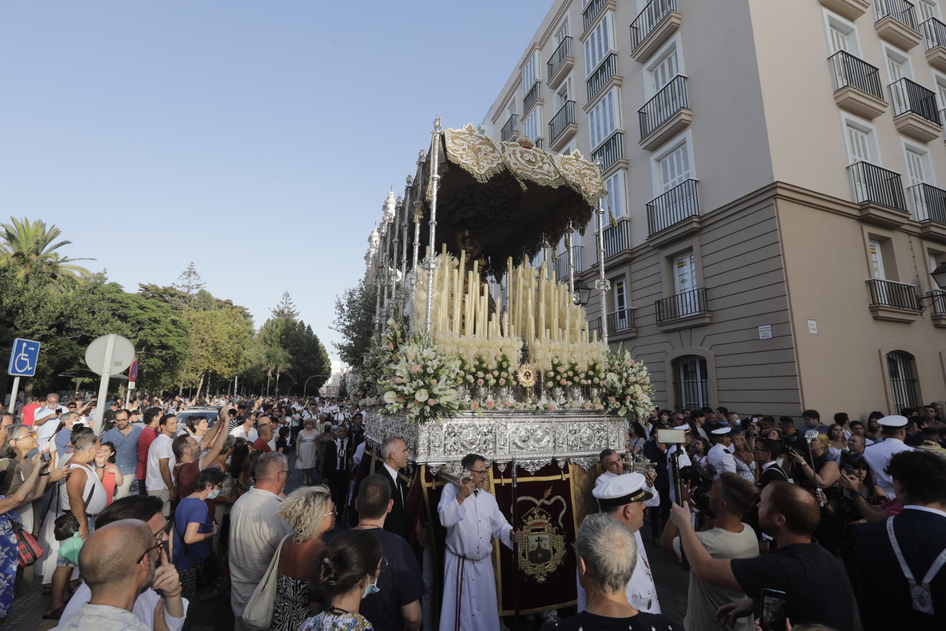 En imágenes: Así ha sido el reencuentro de la Virgen del Carmen con los gaditanos