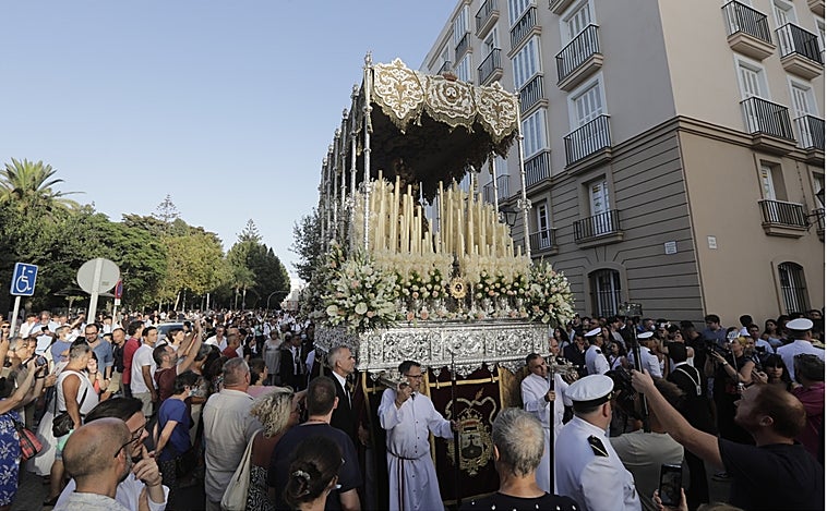 En imágenes: Así ha sido el reencuentro de la Virgen del Carmen con los gaditanos
