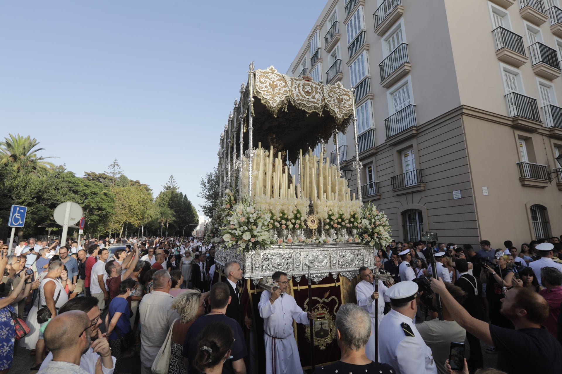 En imágenes: Así ha sido el reencuentro de la Virgen del Carmen con los gaditanos