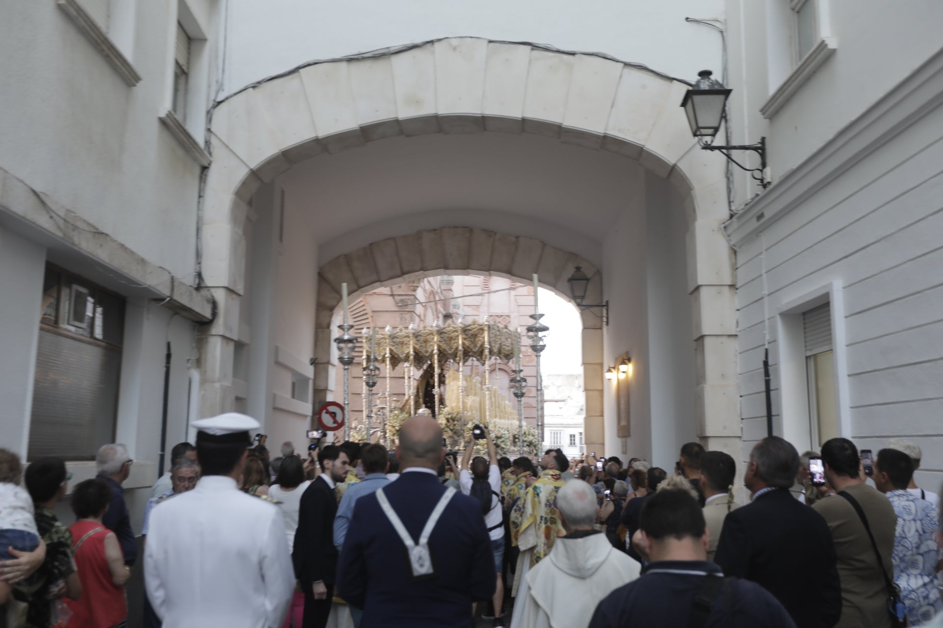 En imágenes: Así ha sido el reencuentro de la Virgen del Carmen con los gaditanos