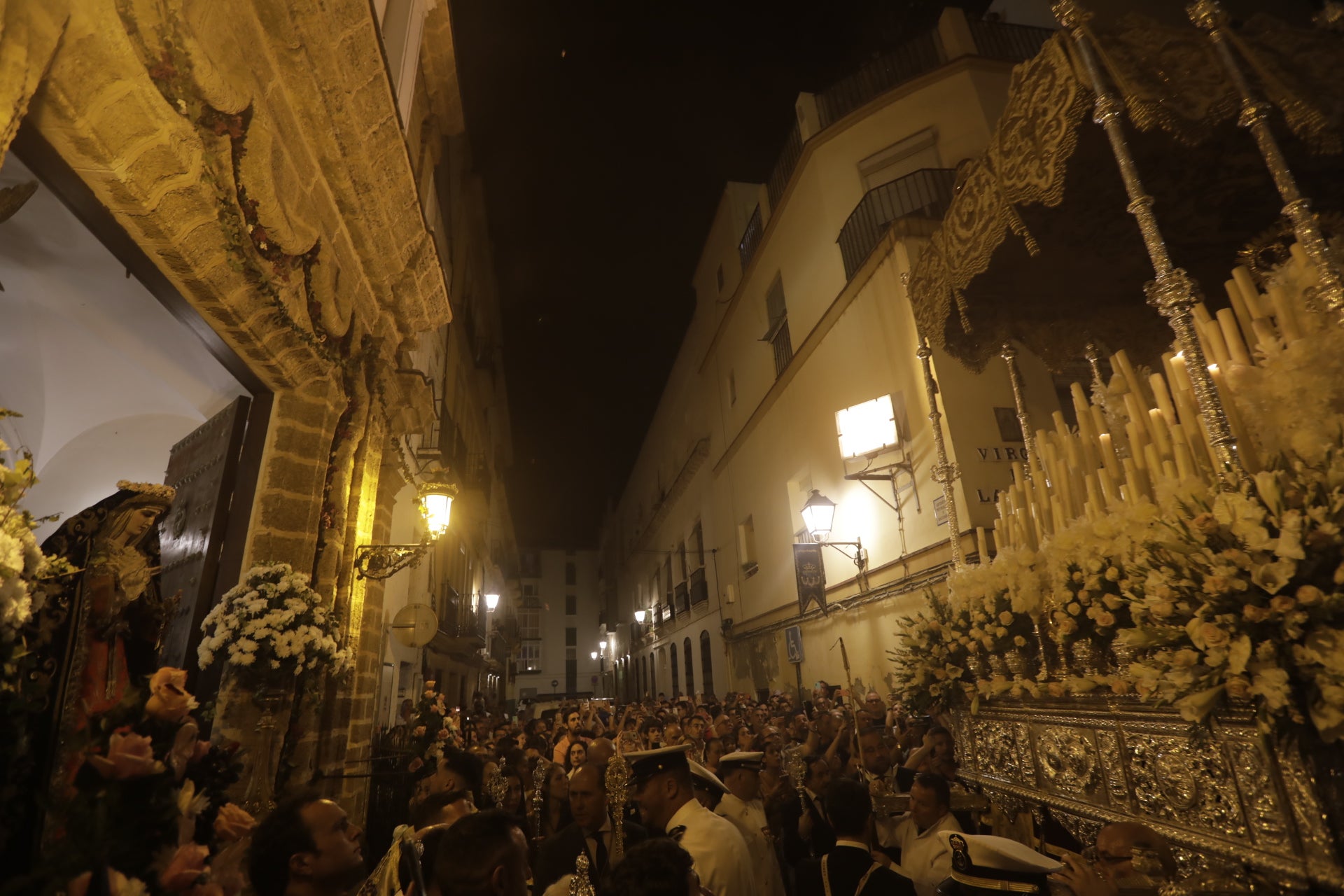 En imágenes: Así ha sido el reencuentro de la Virgen del Carmen con los gaditanos