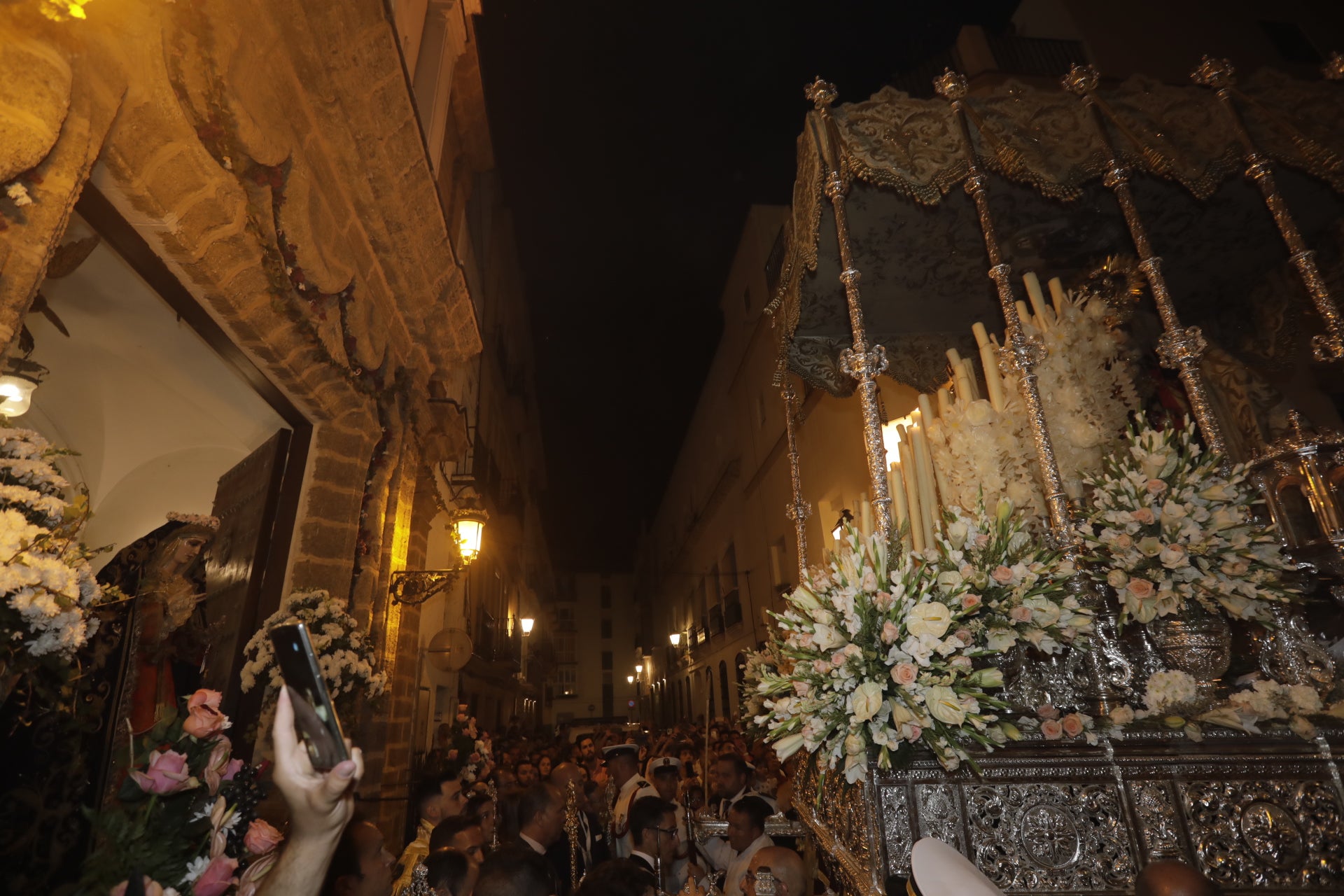 En imágenes: Así ha sido el reencuentro de la Virgen del Carmen con los gaditanos