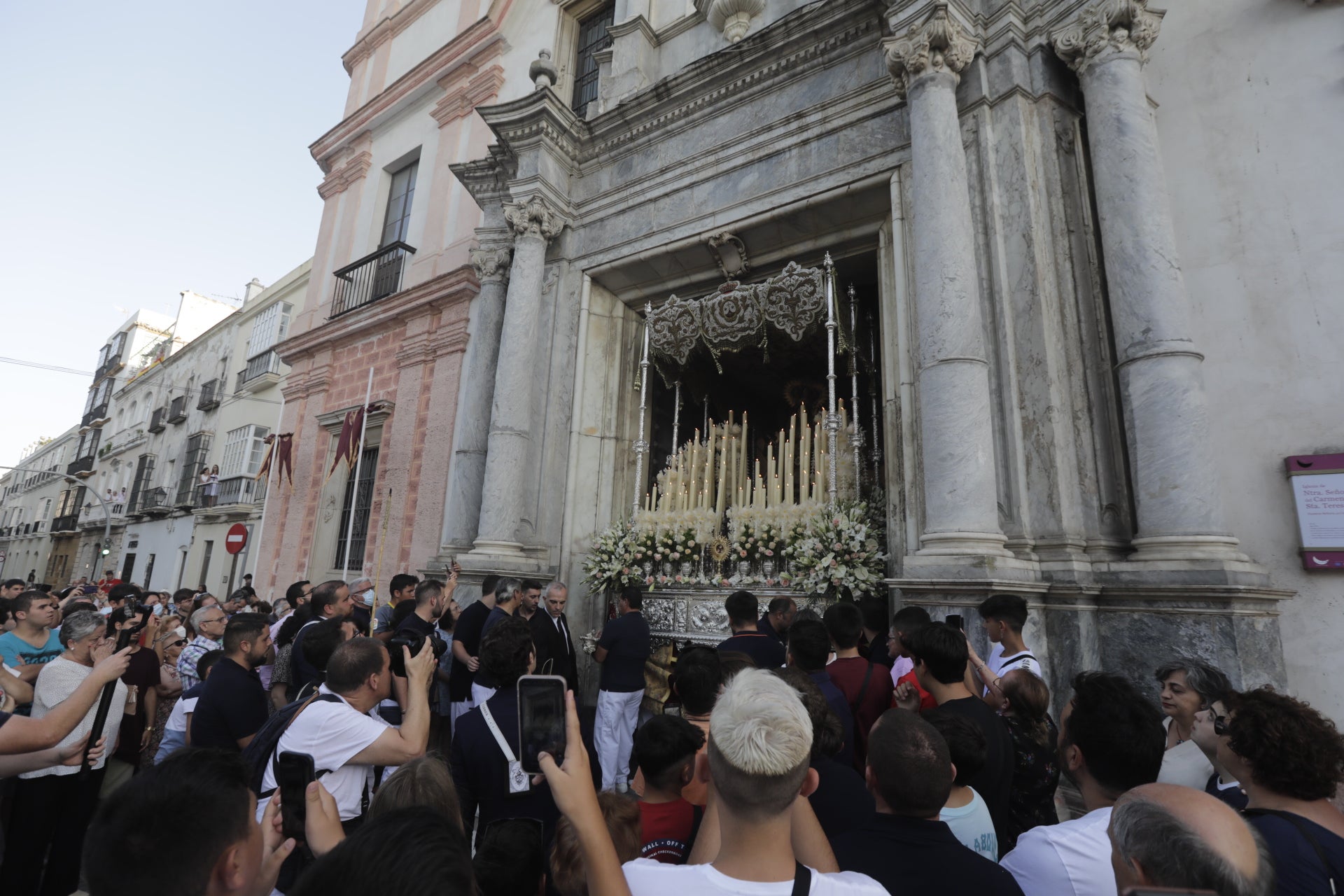En imágenes: Así ha sido el reencuentro de la Virgen del Carmen con los gaditanos