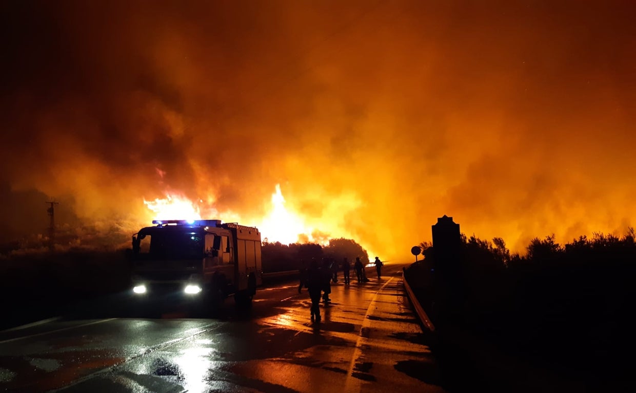 Imagen del incendio que comenzó el viernes.