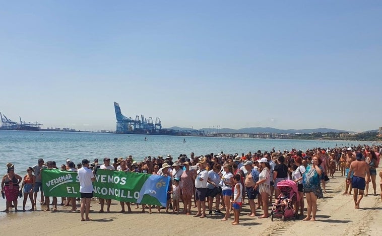 Miles de personas se manifiestan en la playa del Rinconcillo de Algeciras por la pérdida de litoral