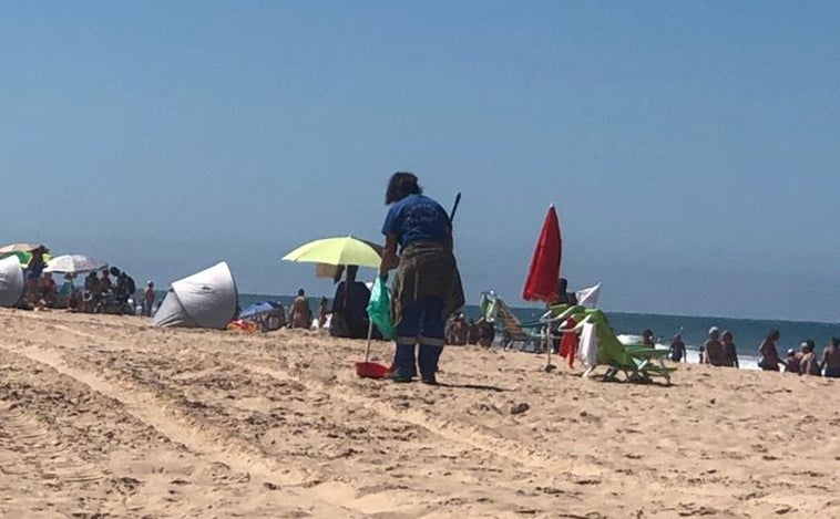 Las arenas de las playas de Cádiz se limpian con escoba y recogedor