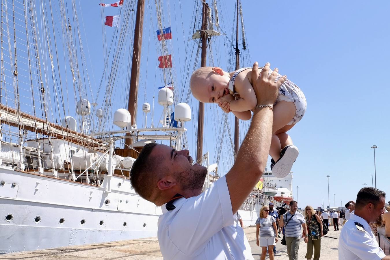 Caluroso reencuentro de Cádiz con el buque Juan Sebastián de Elcano