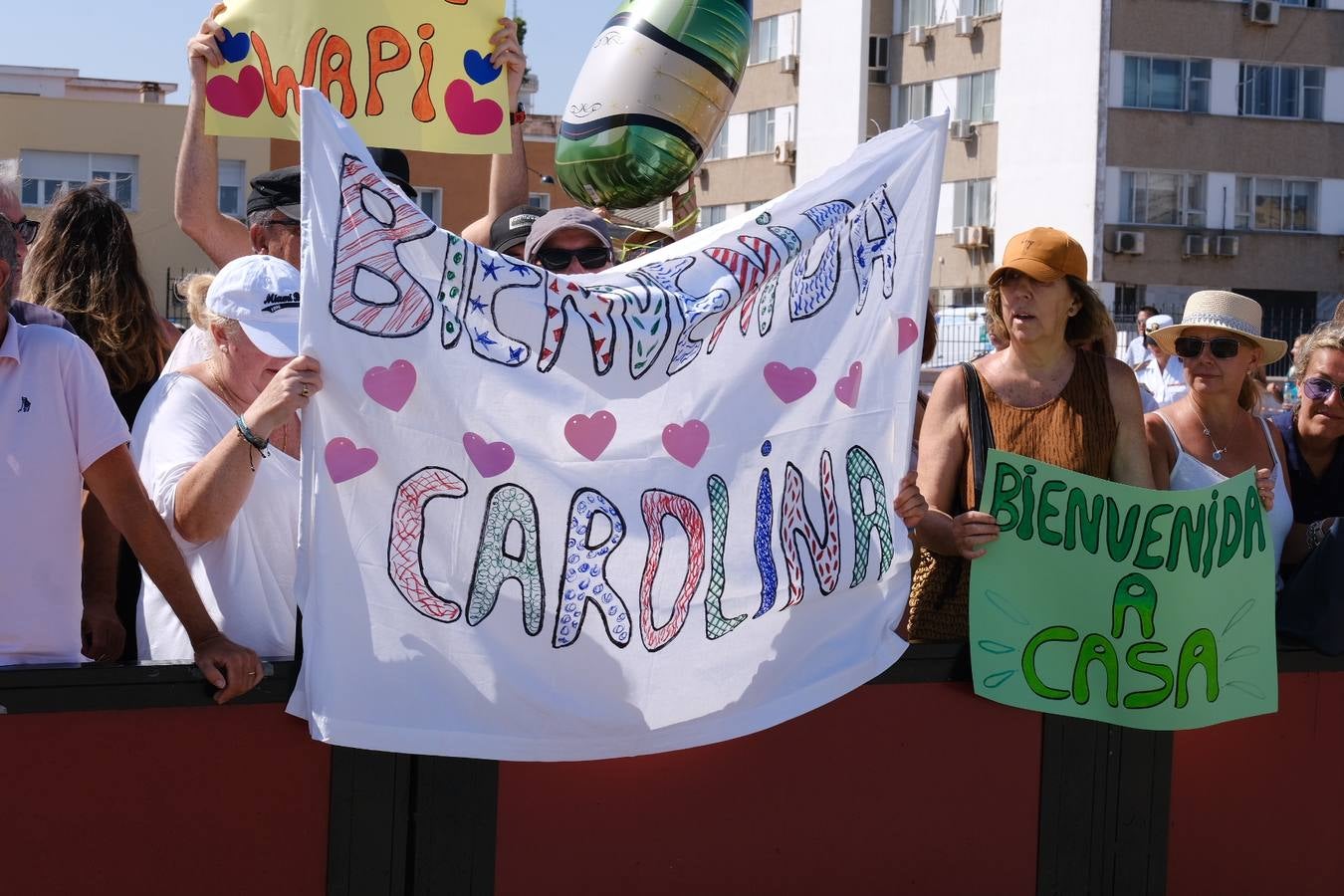 Caluroso reencuentro de Cádiz con el buque Juan Sebastián de Elcano