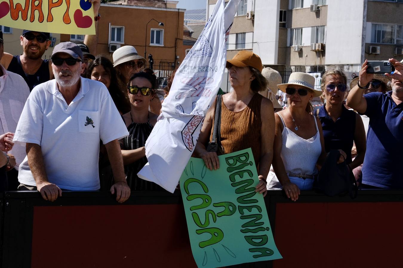 Caluroso reencuentro de Cádiz con el buque Juan Sebastián de Elcano