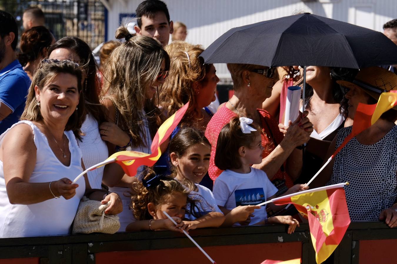 Caluroso reencuentro de Cádiz con el buque Juan Sebastián de Elcano