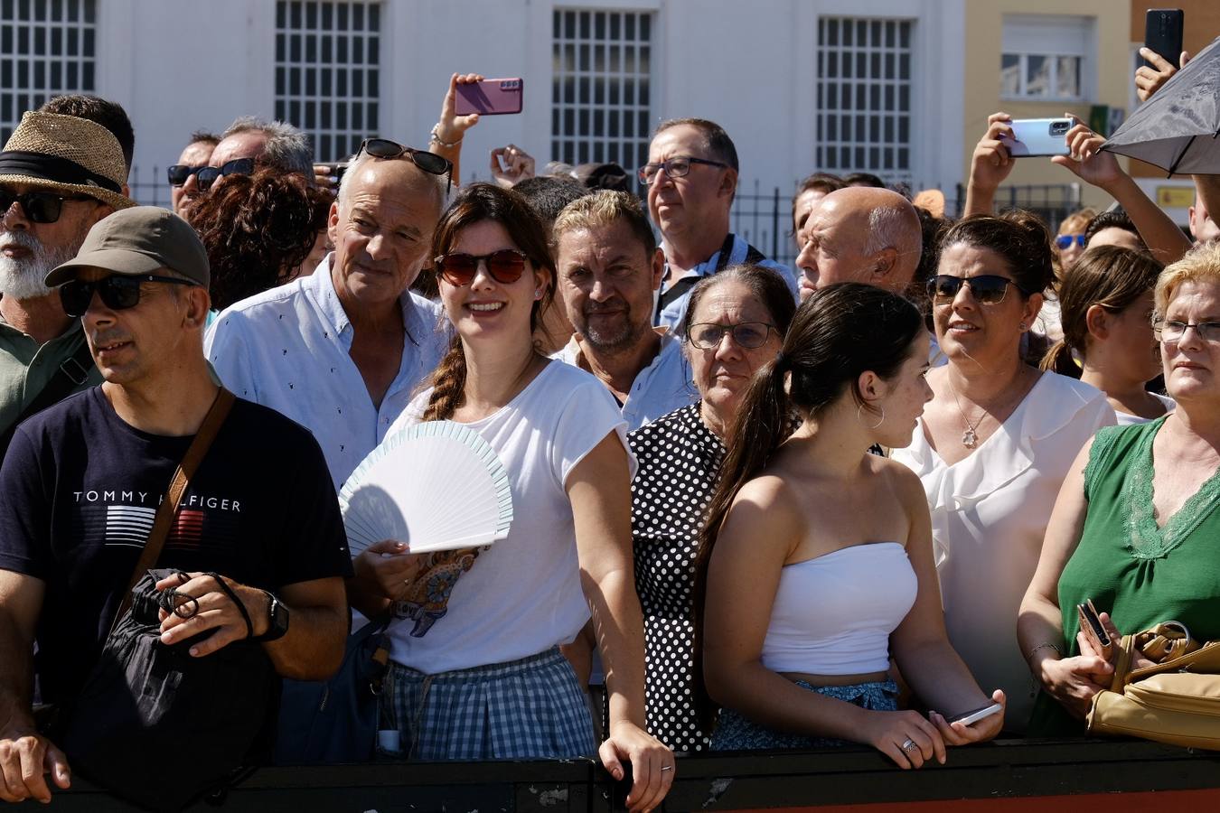 Caluroso reencuentro de Cádiz con el buque Juan Sebastián de Elcano