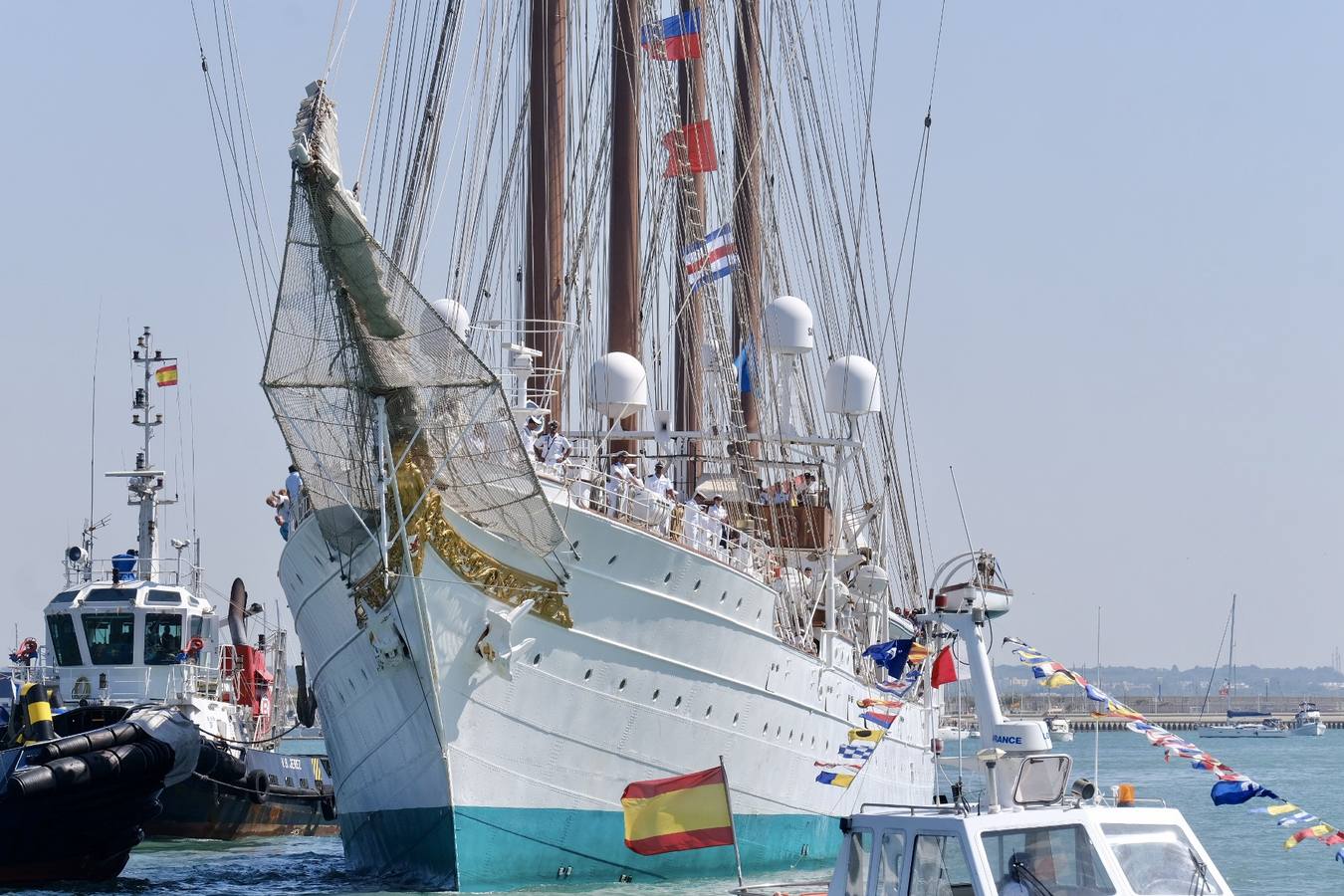 Caluroso reencuentro de Cádiz con el buque Juan Sebastián de Elcano