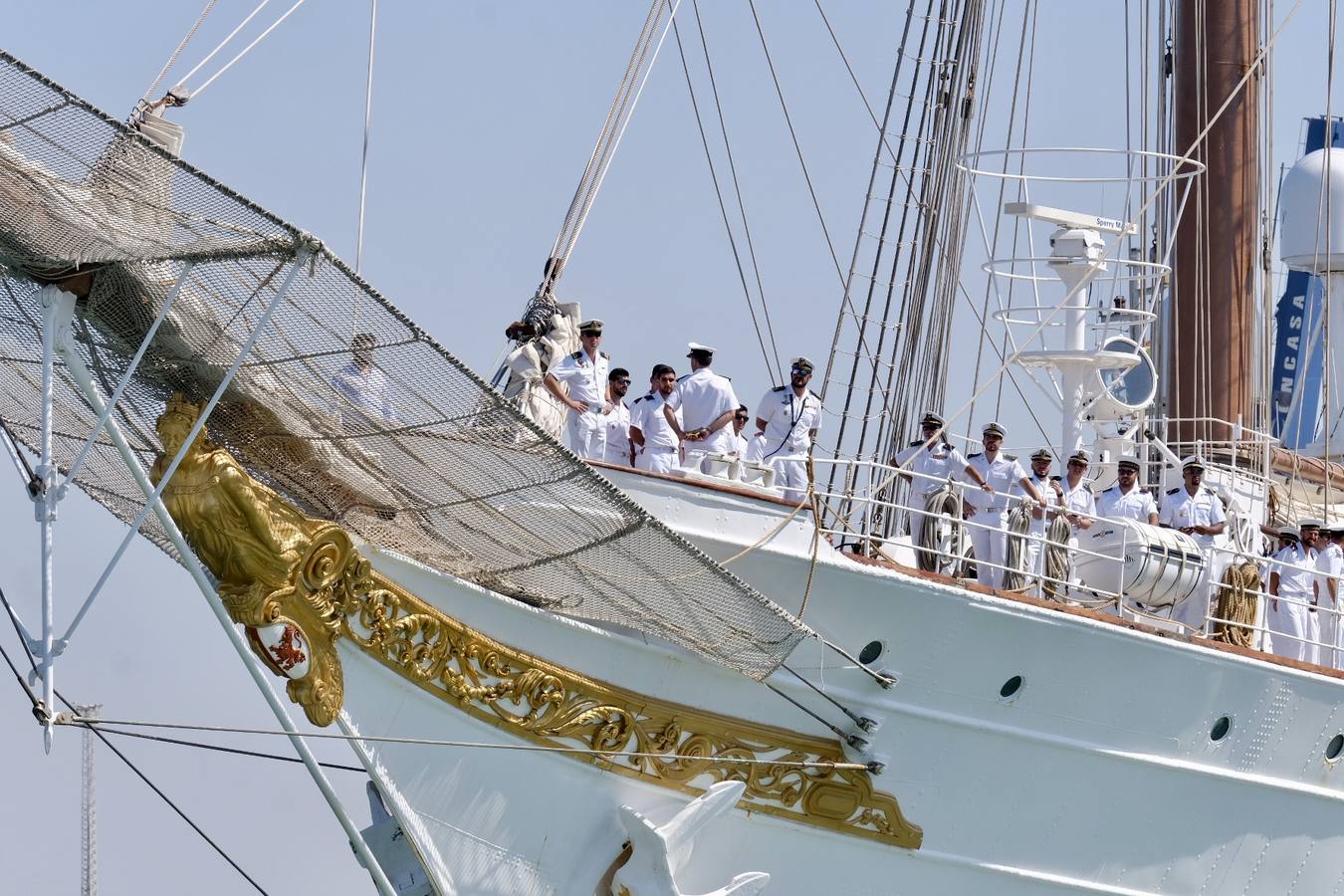 Caluroso reencuentro de Cádiz con el buque Juan Sebastián de Elcano