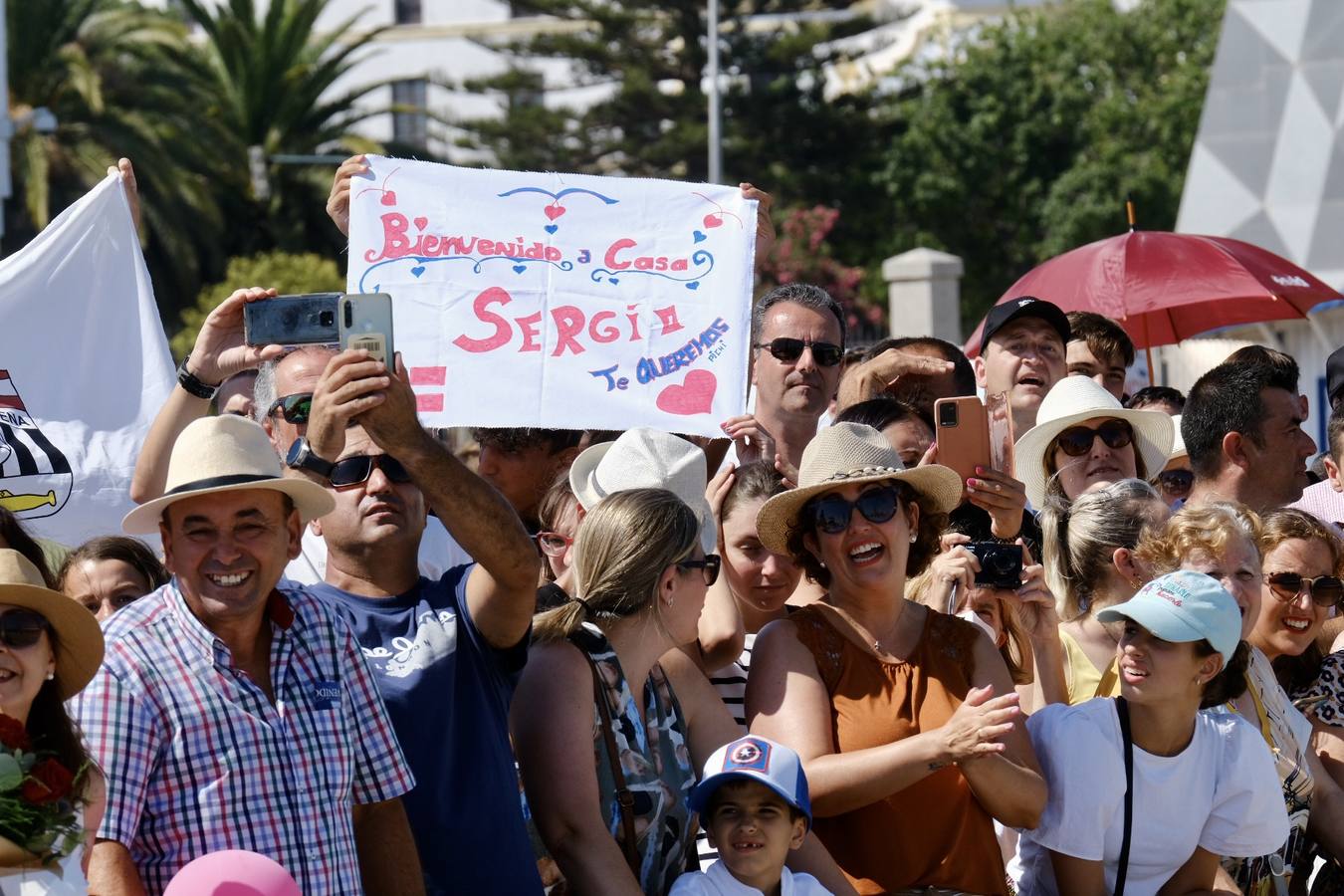 Caluroso reencuentro de Cádiz con el buque Juan Sebastián de Elcano