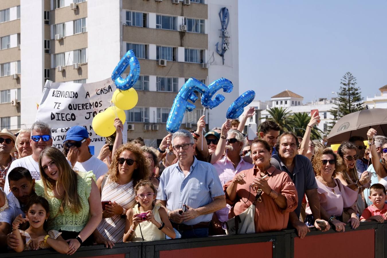 Caluroso reencuentro de Cádiz con el buque Juan Sebastián de Elcano