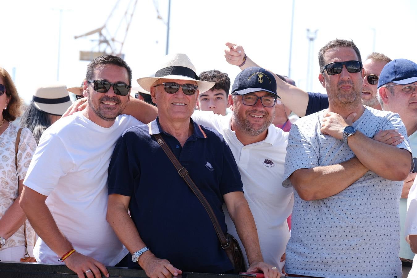 Caluroso reencuentro de Cádiz con el buque Juan Sebastián de Elcano