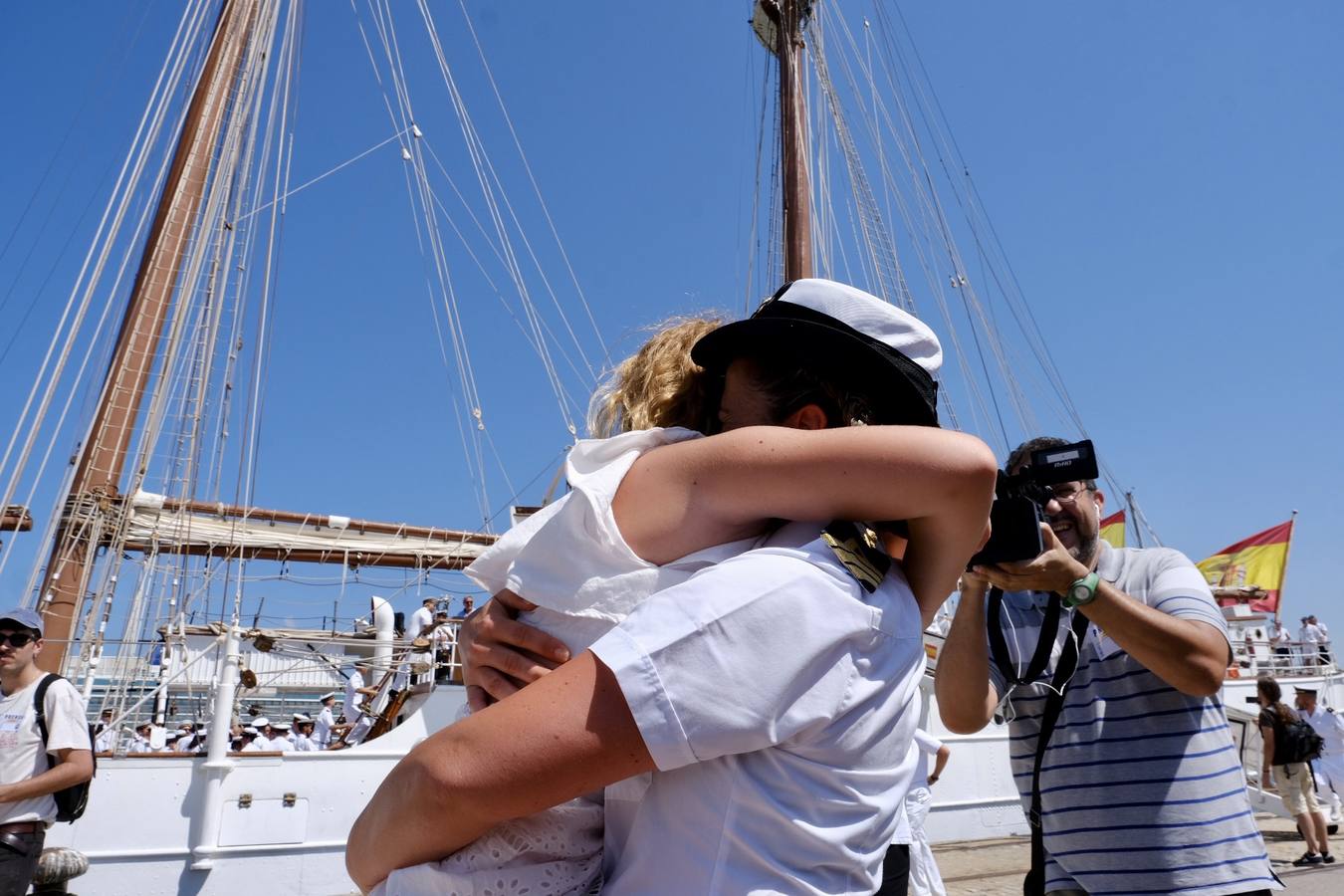 Caluroso reencuentro de Cádiz con el buque Juan Sebastián de Elcano