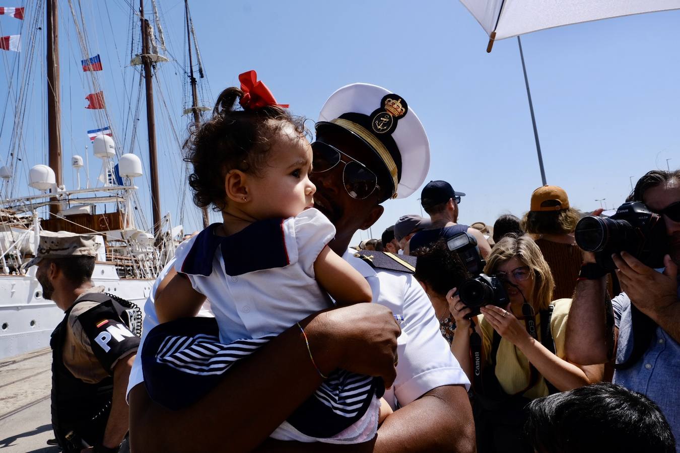 Caluroso reencuentro de Cádiz con el buque Juan Sebastián de Elcano