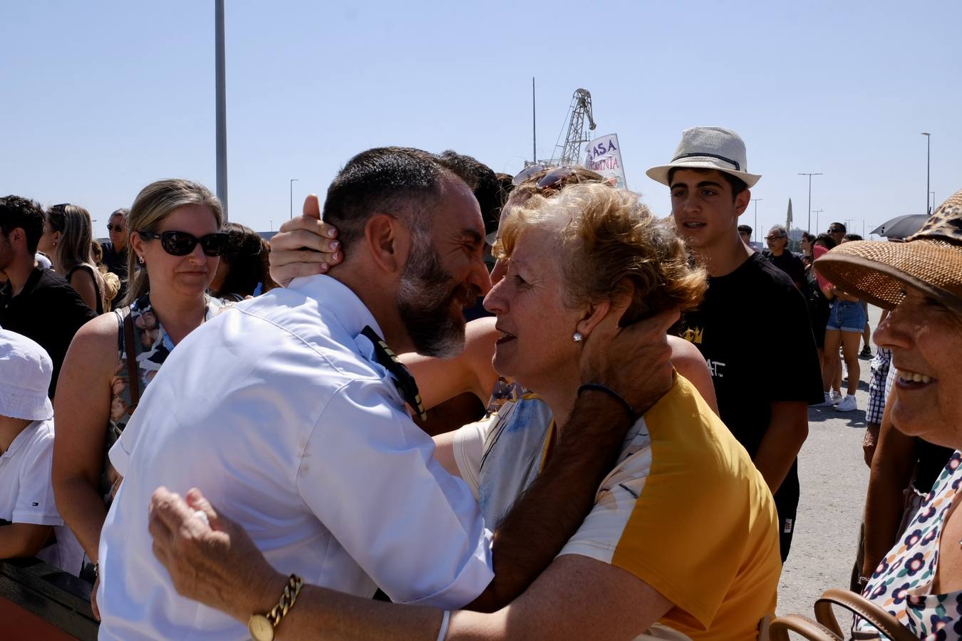 Caluroso reencuentro de Cádiz con el buque Juan Sebastián de Elcano