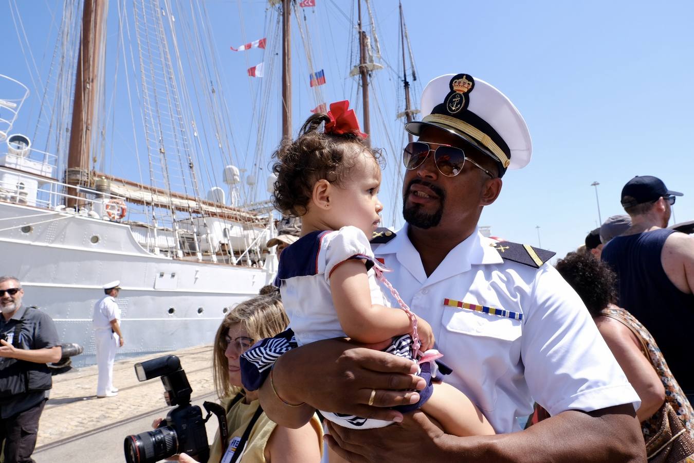 Caluroso reencuentro de Cádiz con el buque Juan Sebastián de Elcano