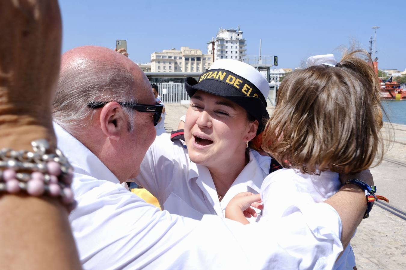 Caluroso reencuentro de Cádiz con el buque Juan Sebastián de Elcano