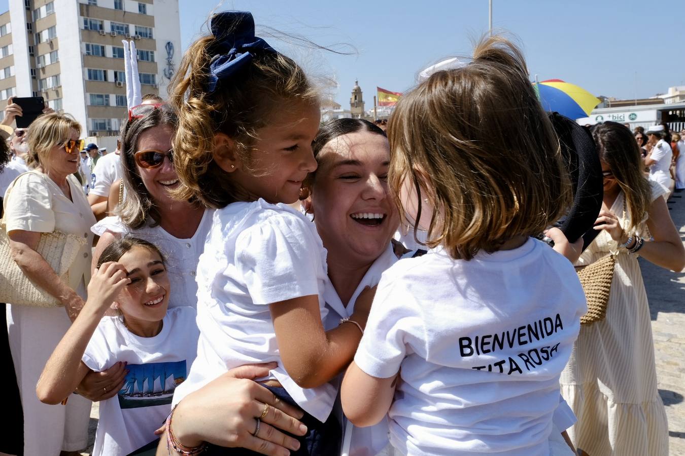 Caluroso reencuentro de Cádiz con el buque Juan Sebastián de Elcano