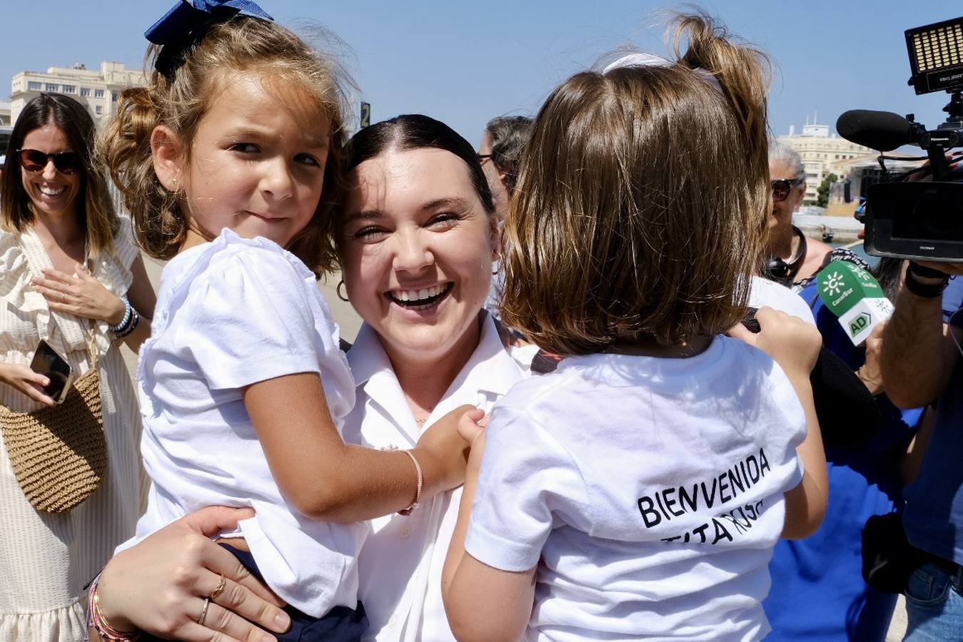 Caluroso reencuentro de Cádiz con el buque Juan Sebastián de Elcano